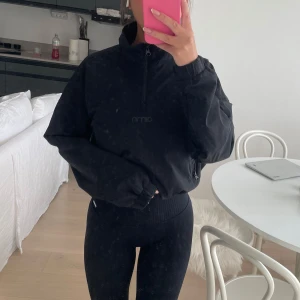 Populär vindjacka från Aimn - Dragsko i nederkant som gör att jackan kan justeras/croppas som man själv önskar. Finns tecken på användning (se bild 3), detta kan dock enkelt tvättas bort. Storlek L men relativt liten i storleken, skulle säga att den passar från XS. Nypris: 899kr.