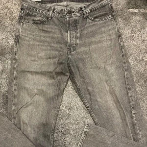 Jack and jones jeans  - Gråa jeans som är i storlek 29/30 i relaxed fit. Köpt för ca 5 månader sedan och säljs för 250 kronor, pris kan diskuteras vid snabbköp.