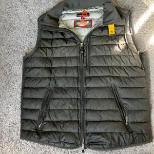 Para jumper väst - Tjenare säljer nu en para jumper  väst åt min kompis skriv vid minsta fundering 💫 så ska jag försöka svara så fort jag kan💫den är storlek L men passar på M också 