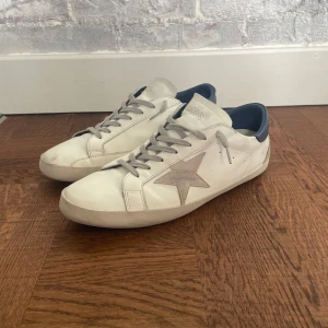 Golden Goose Superstar - Super snygga Golden Goose! Använda fåtal gånger | skick 8.5/10(defekt på hälen, se bild nummer 5) | storlek 45 (passar 46) | modell: Superstar | nypris 5000, mitt pris 288 | frakt 1-2 dagar | hör av dig vid funderingar, pris är diskuterbart | MVH