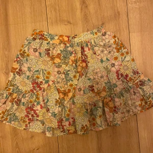 Kjol från hm  - En blommigkjol från hm. Säljer pågrund av att det inte riktigt min stil och förliten. ❤️❤️