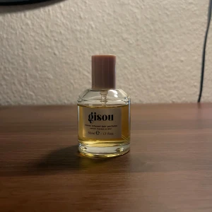 Gisou hair perfume - Säljer min gisou honey infused hair perfume i 50 ml då den inte är något jag kommer fortsätta använda, nypris för 50 ml är 479 kr men jag säljer min som är använd för 160 kr 🤍