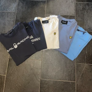 Märkes T-shirts  - Flera T-shirts alla i xs. Vit lyle scott,blå lyle scott,ljus blå gant,mörkblå peak performance och mörkblå Sail racing  Alla 450  