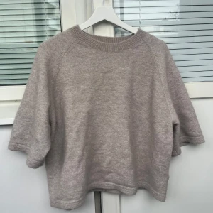 Other stories stickad kortärmad tröja - Säljer denna superfina kortärmade tröjan från Other stories! 💓Den är av alpackaull sååå mysig och varm! Verkligen som o nyskick inga defekter alls!😇🫶nypris är runt 790kr