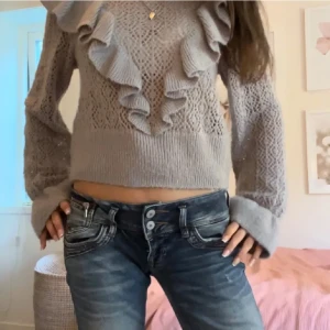 Volang hålstickad blus - Så fin tröja från hm divided! Använd en gång ! Första bilderna lånade, det är samma tröja fast vit! Använd köp nu, postar så snart som möjligt 