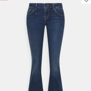 Ltb jeans  - Säljer mina jättefina Ltb jeans Roxy som knappt är använda och som nya!!🩷🩷 I storlek 24/32 Midjemått 33 och innerbenslängden 78🩷🩷 