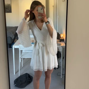 Studentklänning  - Säljer min studentklänning✨ Den e från bubbleroom och i storlek 38 men passar 36. Den e sydd i ryggen som man ser på andra bilden. Den är också lite smutsig och därav priset. 