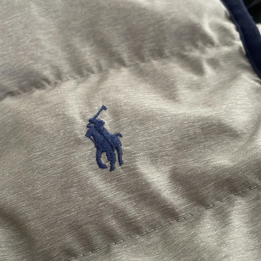 Hej säljer min Ralph lauren väst använd Max 10 gånger. St10-12 den passar mig som är 152cm. Kom med pris förslag . Jackor.