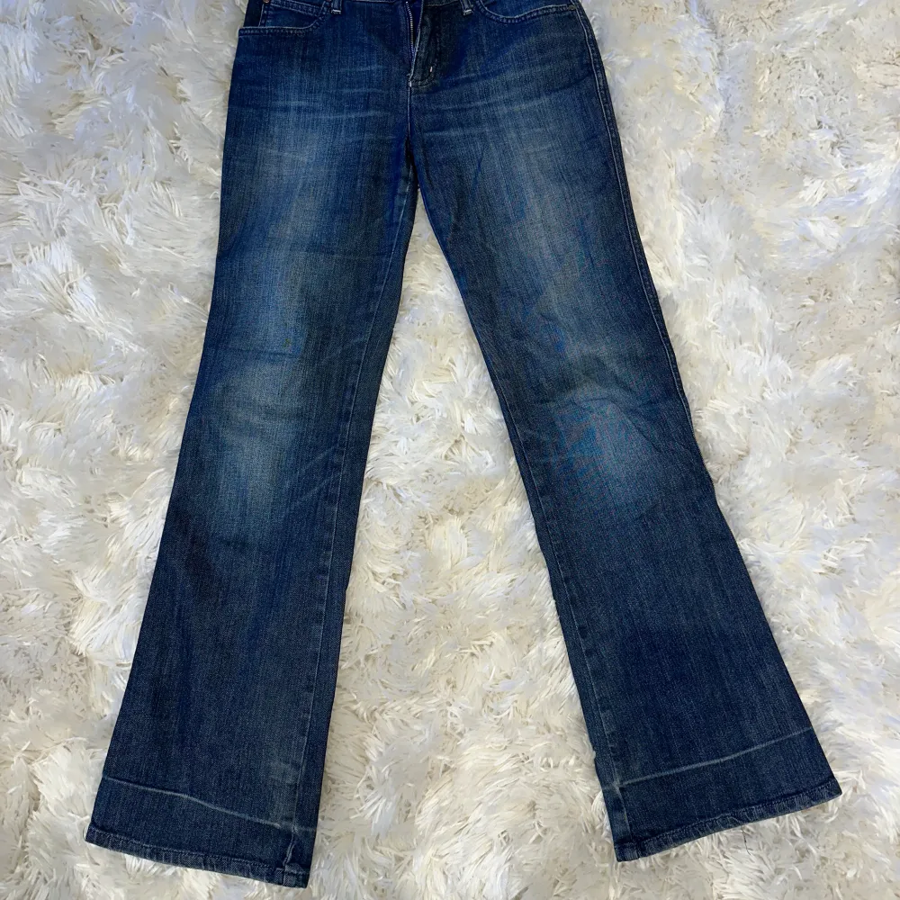 Så snygga bootcut jeans. Skulle säga att de är storlek s (w29 L33). Använd gärna köp nu🤍. Jeans & Byxor.