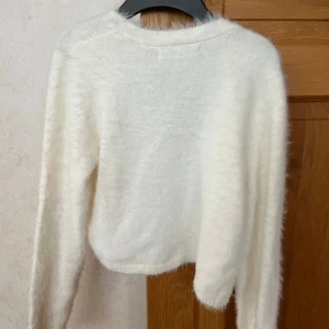Vit mysig kofta - En jätte fin och mysig kofta i storlek S men skulle säga att den passar från xs-M, hängt i garderoben under sommaren men helt ny med prislappen kvar. Nypris 169kr