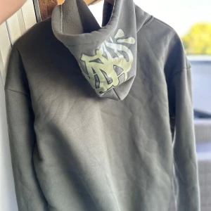 Syna-world hoodie - Mörkgrön hoodie som är otroligt skön