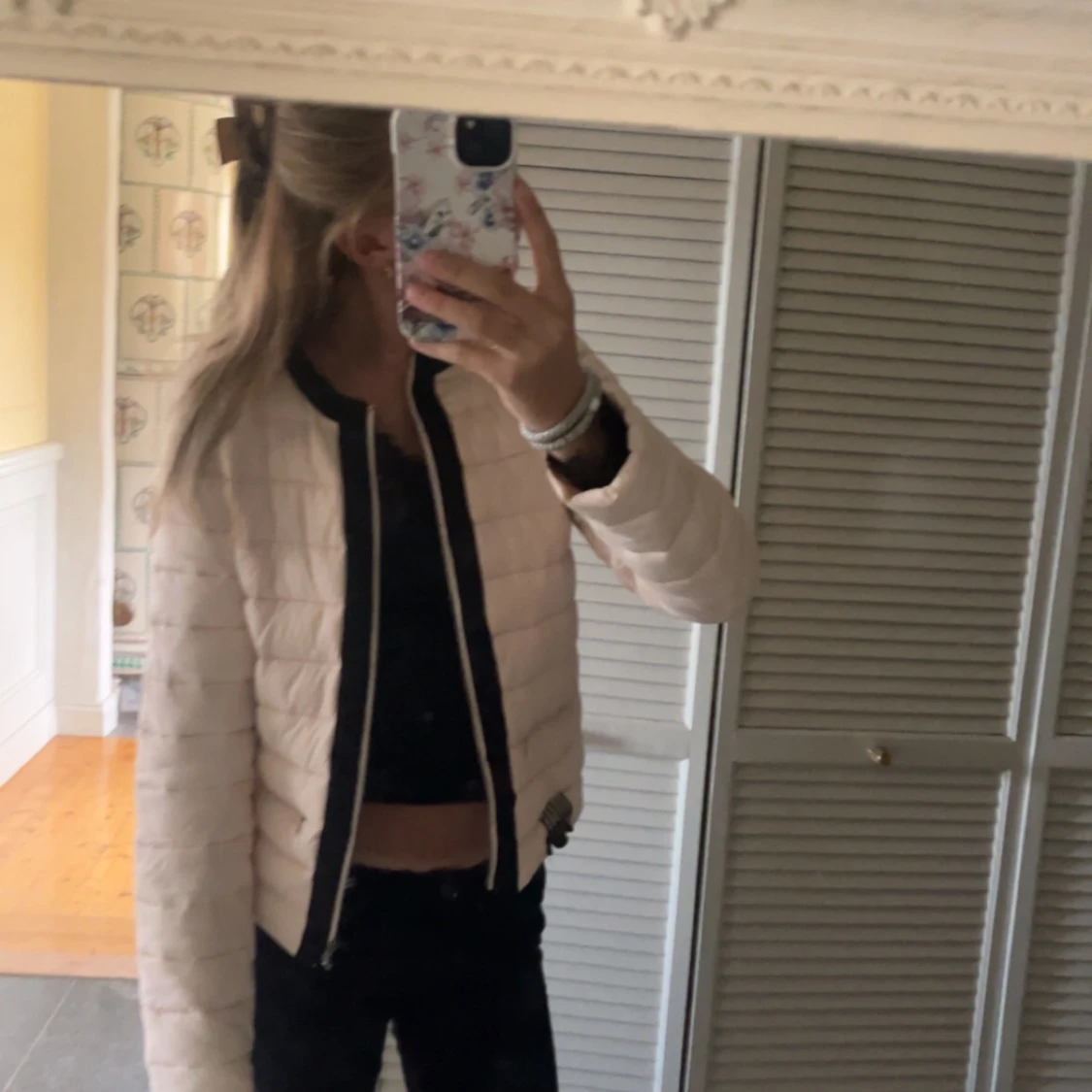 Beige quiltad jacka med svarta detaljer