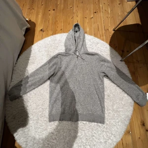 Weekday hoodie  - Weekday hoddie i fint skick  Storlek S 