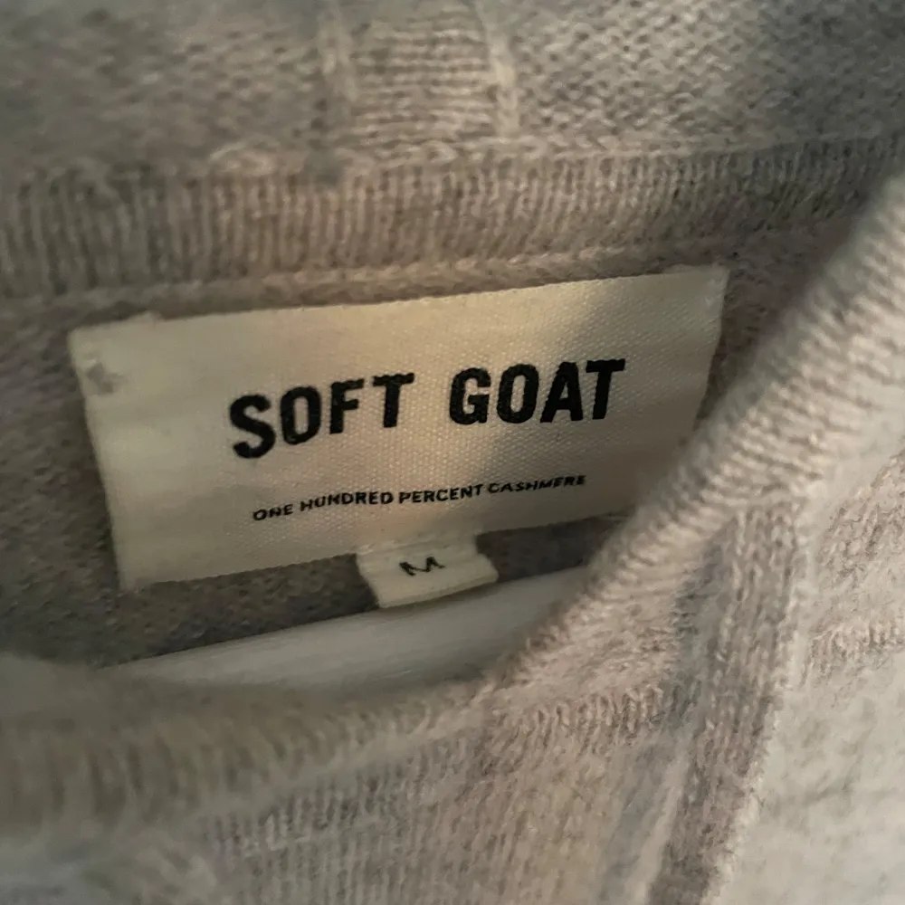 Sjukt sjukt fet soft goat Kashmir hoodie ! Slutsåld på deras sida som har ett nypris på cirka 3300kr ! Storlek M passar ungefär på någon som är 175-180 mer eller mindre ! Skick 9/10! Otroligt stilren och väldigt hypad ! skriv frågor/funderingar, Mvh. Hupparit & Collegepaidat.
