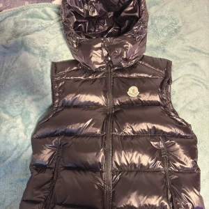 Moncler Väst - Storlek XS 1 : 1 K0PIA. Loggan skannar såklart till Moncler.com. Aldrig använd