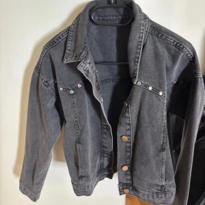 Jättesnygg jeansjacka - Säljer denna jättesnygga jeansjacka från shein då den inte kom till användning☺️Säljs i nyskick!