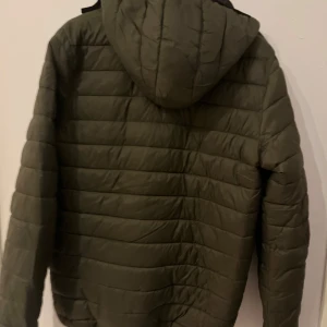 En oliv färgad jacka - Den är ungefär helt ny användes ungefär 2 gånger eftersom jag fick en ny till present.