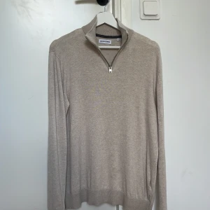 Jack and Jones tröja - Hejsan, säljer denna tröja då jag inte har någon användning för den, ock därför tänker att nån annan kanske har användning för den.  Tröjan är i nyskick Ny pris- 499 mitt pris- 250