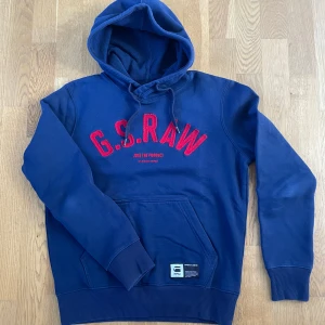G-Star RAW hoodie - Snygg G-Star hoodie i storlek small. Bra skick utöver lite noppor som mer eller mindre inte syns. Inga fläckar, hål eller andra defekter. Pris kan diskuteras. Hör av er om frågor! 