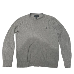 Ralph lauren tröja - Säljer denna Ralph lauren tröja då den inte är för liten för mig. Storleken är 170cm. Tröjan har en liten defekt (se bild 3) som knappt syns. Bortsett från det är tröjan i bra skick. Priset kan diskuteras.