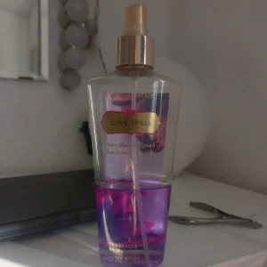Victoria Secret love spell - Säljer Victoria Secret body mist i lukten love spell, ca 40% kvar! Den luktar jätte gott men kommer tyvärr inte till användning längre! Säljer för en billig peng! Säljer den för 40kr + frakt! 