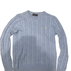 Morris tröja - Säljer denna morris tröja i bra skick. Tröjan är knappt andvänd. Priset kan diskuteras vid snabb affär.