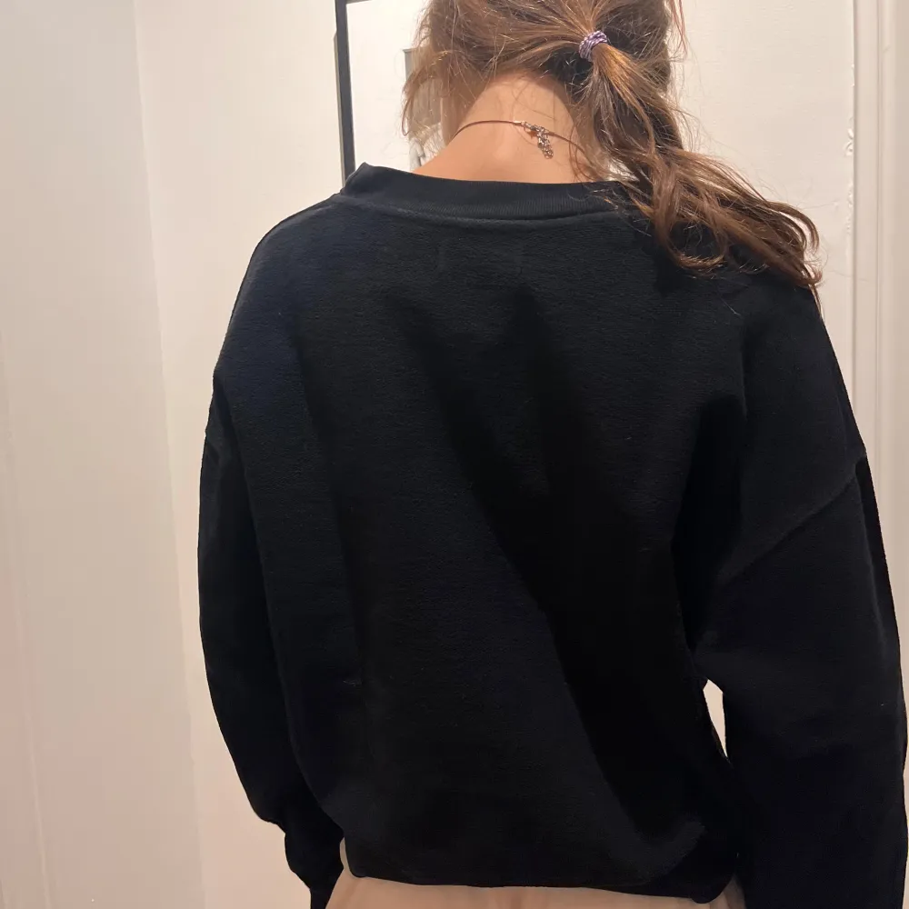 ANINE BING sweatshirt i jättefint skick, nästan oanvänd. Cool och klär vardagen med stil. Nypris ligger runt 3000kr. Storlek XS men passar S och M.. Tröjor & Koftor.