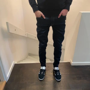 Lee jeans  - Tja säljer nu mina gamla Lee jeans. Jeansen är i väldigt bra skick utan några defekter. Har du några frågor eller funderingar hör av dig 