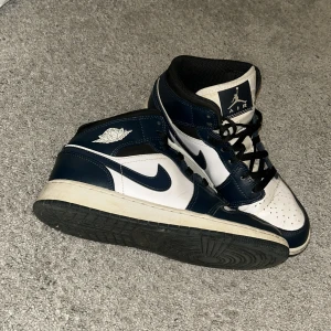 Jordans - Dessa skor har ja använt några grejer, köpte dom när de va en trend att alla skulle ha dom😅. Men har tröttnat ganska mycket på dom. Inte min stil längre. Hör gärna av er. Jag skulle kunna gå ner i pris oxå💕