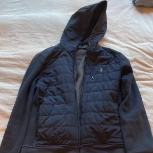 Ralph lauren cardigan jacka - Ralph lauren cardigan jacka. Perfekt för hösten. Köp inte direkt, skriv innan!