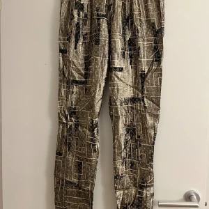 Isabel marant skimmer byxor - Så coola byxor i guldskimrande mönster från en gammal h&m kollektion med isabel marant!