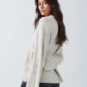 Crew neck stickad tröja  - En stickad tröja från Gina tricot, säljer pågrund av att den börjar bli för liten Den är i den gamla crew neck modellen från Gina som inte säljs längre alls💗