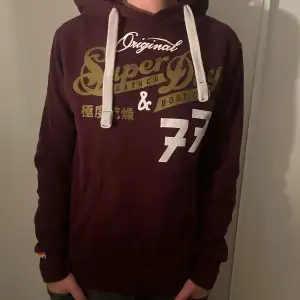 Superdry hoodie: nypris:1500, storlek M/L, Färg:vinröd, skick 8/10