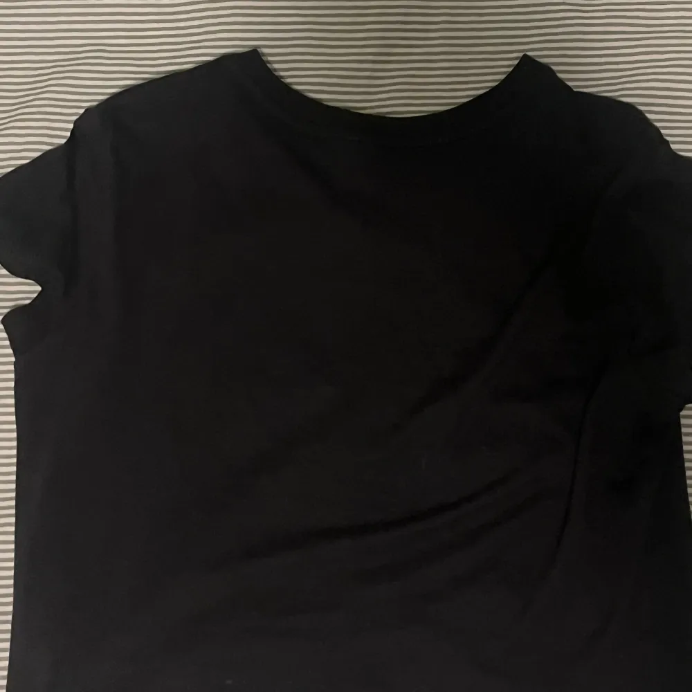 En helt oanvänd t-shirt från H&M. Säljer för att storleken var för liten. Nypris var 99 kr:). T-shirts.