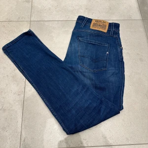 Replay Anbass Jeans - Säljer nu dessa jätte snygga Replay Anbass jeansen i storlek W29 och L32 och de är även slim fit. Jeansen är använda ett fåtal gånger och är riktigt sköna😊 Original pris - 1799kr  Hos oss endast - 429kr