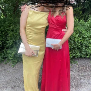 Röd balklänning  - Röd balklänning med slits och suuuperfin rygg ❤️ Använd en gång✨ Hör av er vid frågor🥰 Nypris ca 1500kr✨