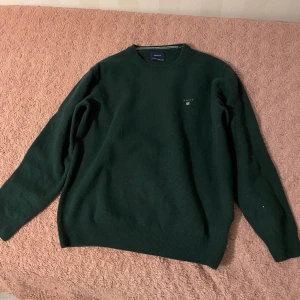 Gant tröja - Säljer min gant tröja helt ny  Säljer för den bler för liten Den är mörk grön 