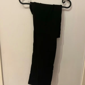 Svarta byxor  - Säljer den för att den blev liten.