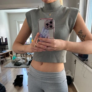 Zara tröja grön - Tröja ifrån Zara använd några gånger men inte min stil. Storlek M men jag är storlek xs eller S i toppar och senna sitter som en xs ungefär.