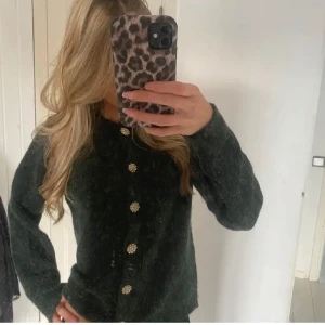 Grön stickad kofta  - Säljer denna super fina kofta från vero Moda då den inte kommit till användning. Lappen finns kvar! 💕