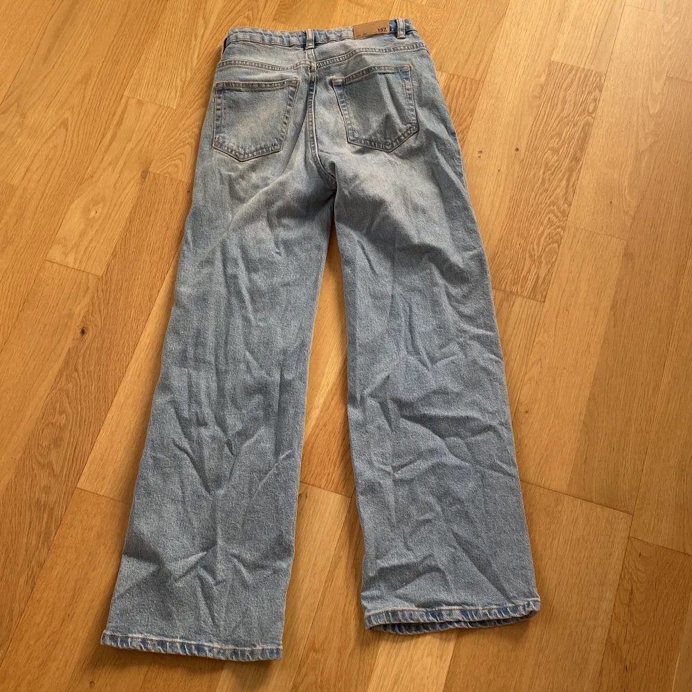 Ljusblåa, midwaist jeans. Har inga try-on bilder då de är för små för mig.  Storlek 160💕💕. Jeans & Byxor.