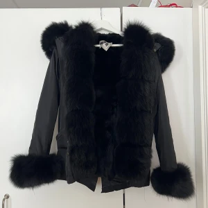 Parka jacka päls  - Mycket bra skick, pälsen har lossnat på ena ärmen men ingeting som syns bara om man drar ner den själv. Går att sy dit den, storlek xs men passar även en S beroende på hur man vill att den ska sitta. Varm vinterjacka 100%bomull 