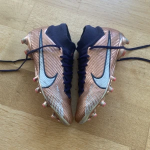 Fotbollsskor, Nike mercurial - Lite slitna men inget på dem är sönder. Använda i ca 6 månader. Köpta för 2600