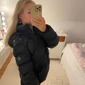 Gant dunjacka  - Dunjacka från gant i strl medium. Har vanligtvis xs-s, så jackan är mindre i storleken! Se sista bild för defekt (inuti jackan) 