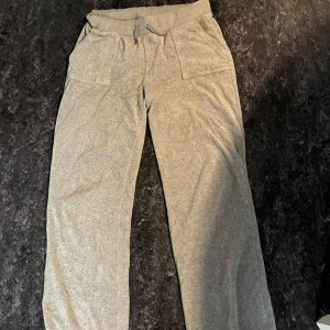 Grå juicy byxor  - Andvänd några gånger. Bra skick. Pris kan diskuteras 