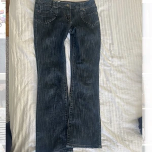 Low waist bootcut jeans - Jättefina lågmidjade utsvängda jeans i jättebra skick! 💕 Säljer för att de tyvärr inte komet till användning ❣️