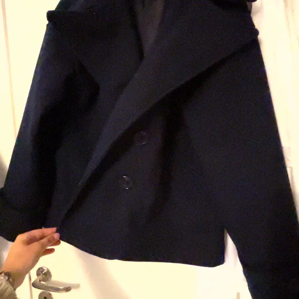 GINALLI COAT - DARK NAVY,  Använd fåtal gånger och säljer för att jag har en annan vår/höst jacka som jag köpte direkt efter den här jackan. Kan postas men annars finns den att hämta i Skellefteå. Orginal pris 757:- bara hör av dig om du har frågor.. Jackor.