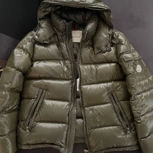 Moncler Maya jacka - Hej! Säljer nu min Moncler Maya jacka. Storlek 2 Sparsamt använd. Vid fler frågor skicka gärna iväg ett meddelande. Endast seriösa köpare tack!
