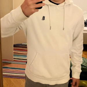 Vit hoodie Bondelid höst - Mycket bra skick utan fläckar   Nypris 700kr 100% bomull Köpt i butik på MQ market  använd ett fåtal gånger  Storlek M  Hostig och varm  Passar med mycket   