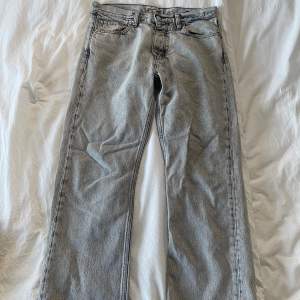 Säljer min killes skitnsygga ljusgråa HOPE jeans i storlek 30. De är väldigt sparsamt använda!!! Så i princip nyskick. Nypris 1600kr. Passar ngn som är runt 180 ish.